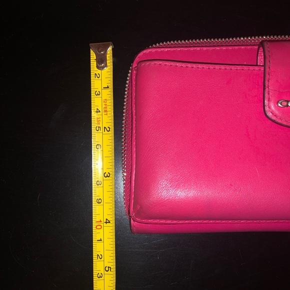 Coach Wrislet/wallet. - Picture 2 of 5